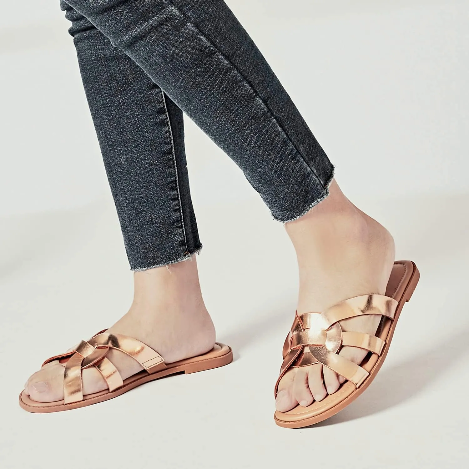 Luoika Women's Wide Width Flat Slides Sandals, Slip on Slide Sandal Casual Comfortable Summer Beach Shoes for Women.